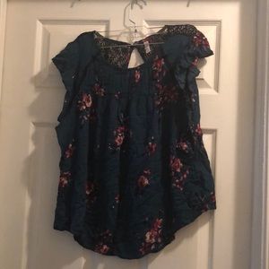 Cute top with keyhole back